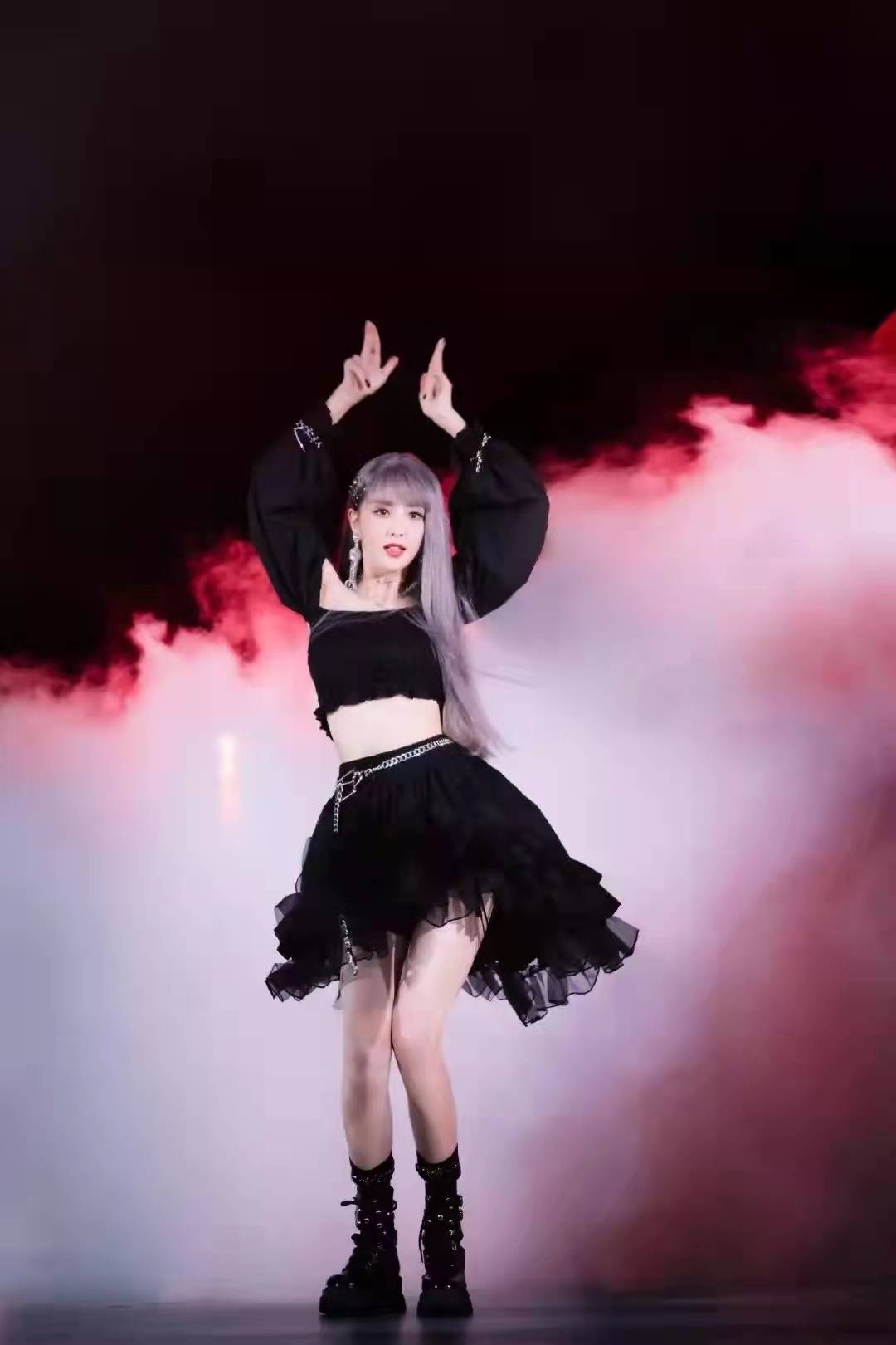 新潮 佟丽娅“黑化”风打扮有活力，超短上衣秀腰无压力，离婚后更年轻