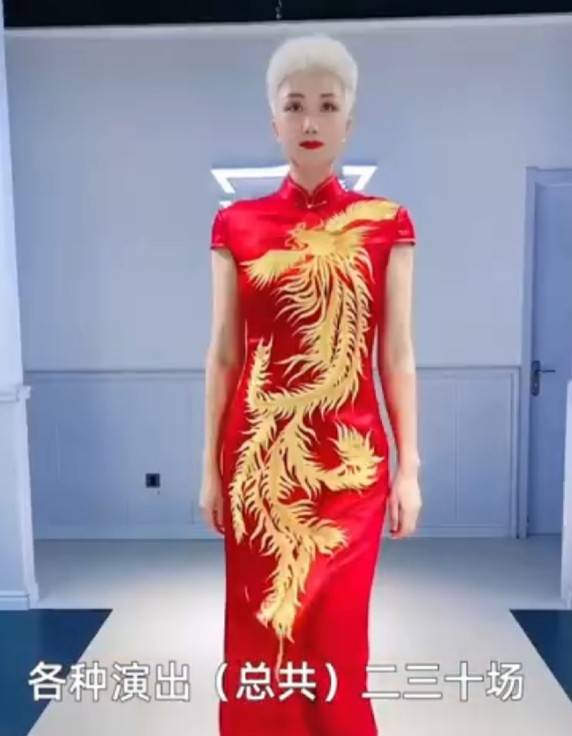 成功 49岁模特重返T台走秀，曾经抗癌五年成功，天生白发气质好独特