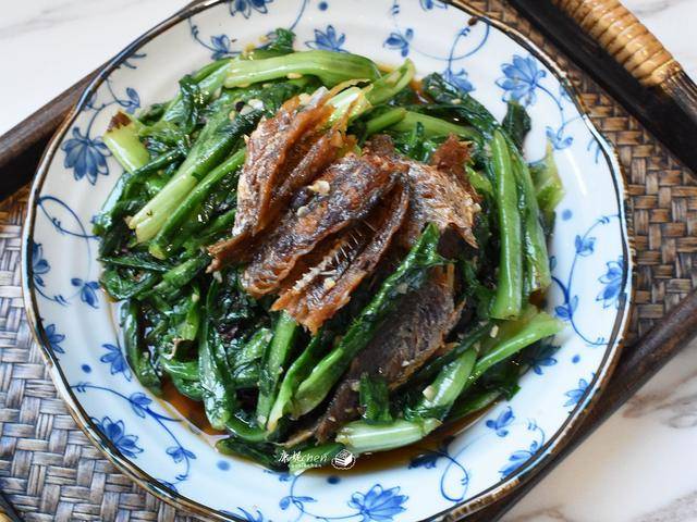 夏天少不了这菜青菜炒鱼两三下就炒好鲜香开胃比吃肉还香