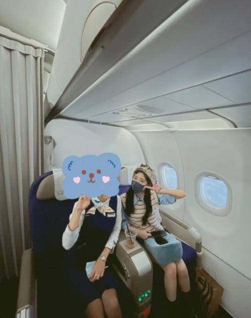 鞠婧祎 女明星和素人就是有壁！空姐晒与鞠婧祎合照，小鞠又瘦又美超抢镜