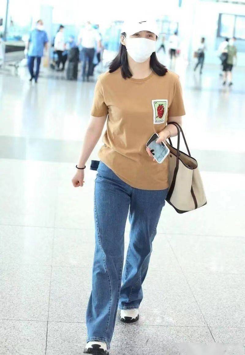 一身 陈建斌两口子走机场,蒋勤勤穿一身黑好显嫩,站一起不像只差5岁