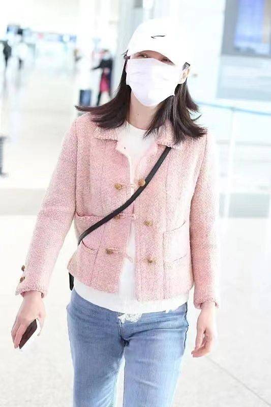 一身 陈建斌两口子走机场,蒋勤勤穿一身黑好显嫩,站一起不像只差5岁