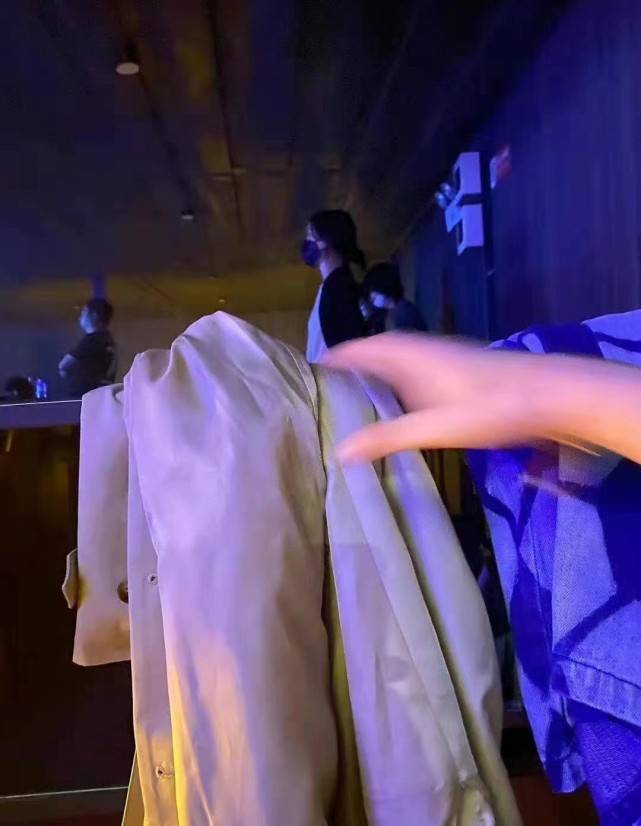 廓形 周迅罕见高调一回！新恋情曝光不意外，她穿香奈儿越来越有味道