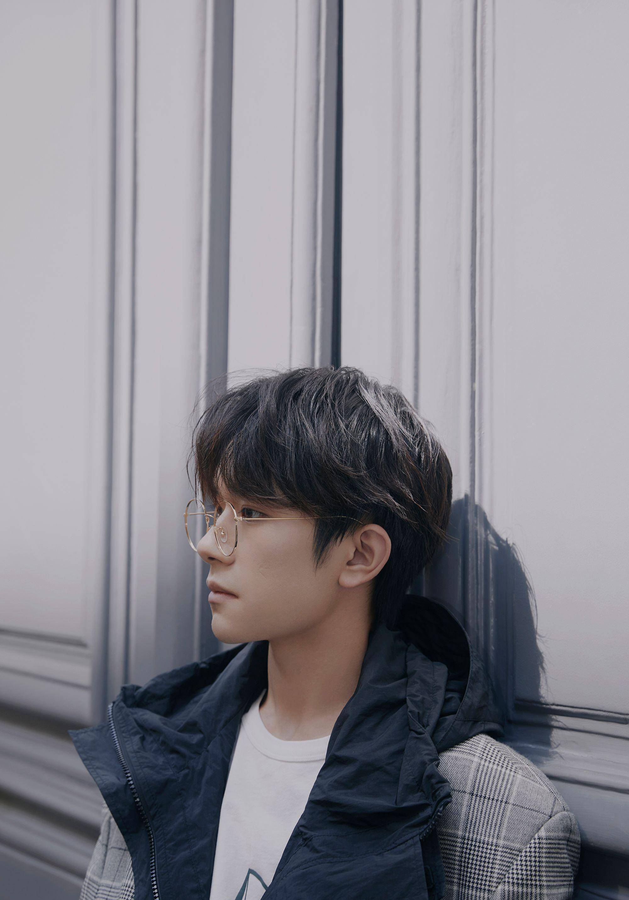 于是当|易烊千玺清早便在吃零食,嚼东西的表情很微妙,看了好有食欲