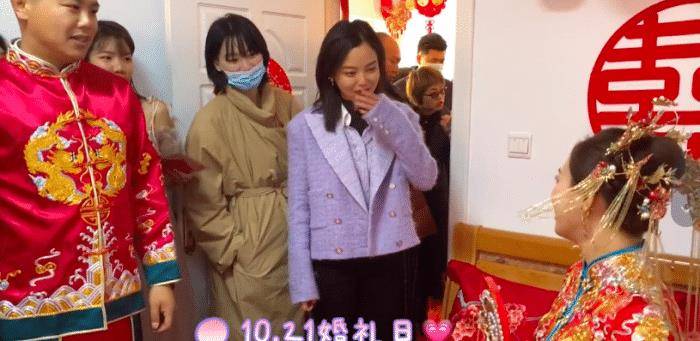 什么|辛芷蕾打扮低调回老家，参加弟弟婚礼，现场一片温馨。