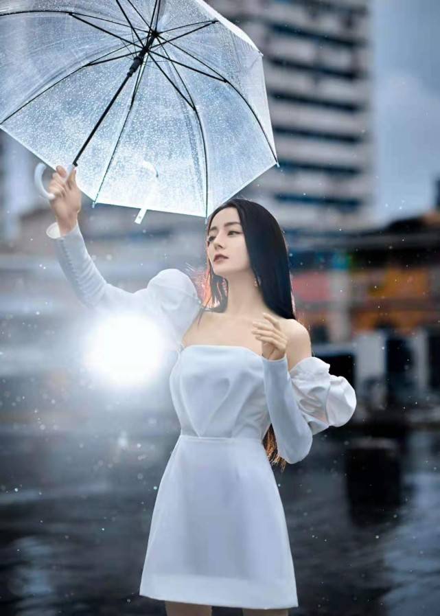 一字型 热巴直接靠脸就能吸粉!穿公主裙秀极品身材,雨中撑伞像拍偶像剧