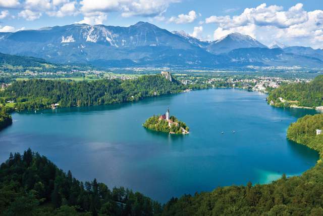 2022年“世界十大最佳旅行国家”之一，拥有“欧洲最美湖泊”