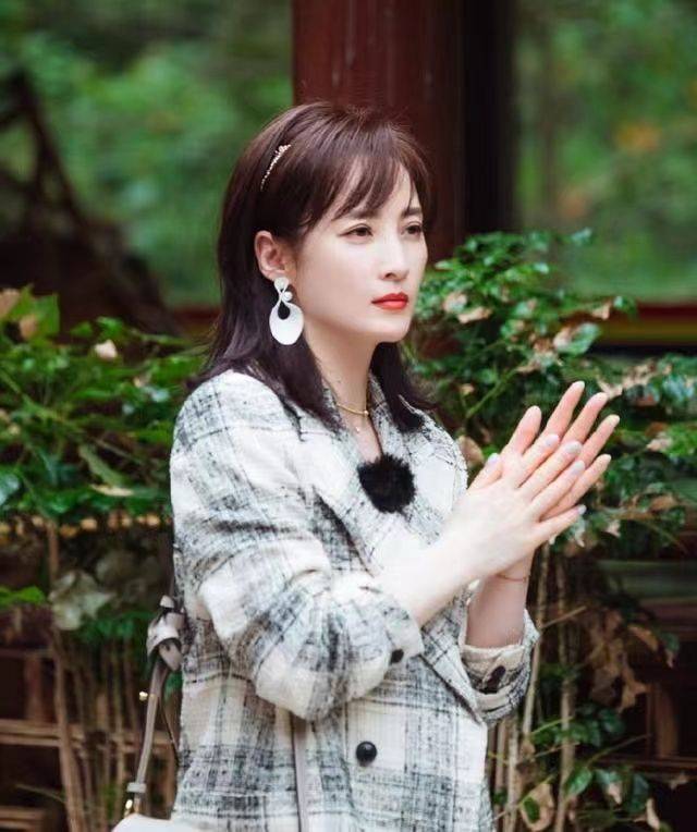 一身 陈建斌两口子走机场,蒋勤勤穿一身黑好显嫩,站一起不像只差5岁