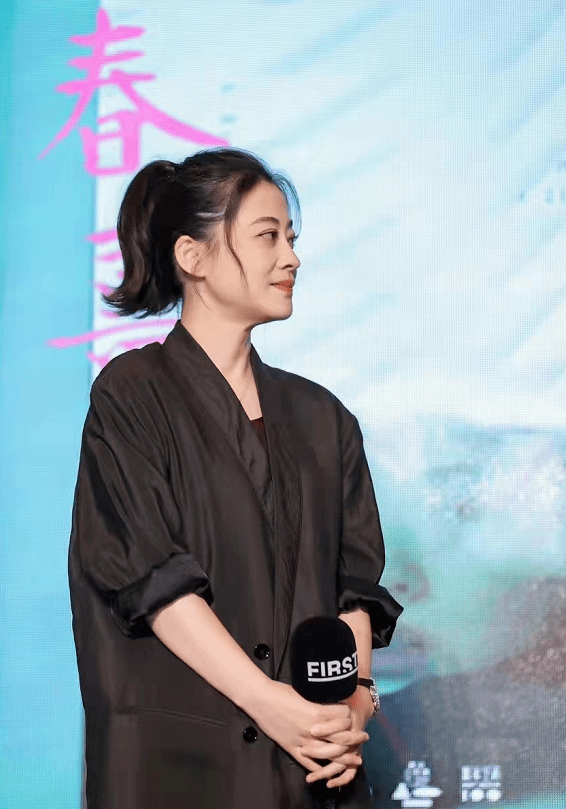 马尾46岁梅婷不靠高定也能惊艳众生！扎高马尾变活力美少女，状态绝佳