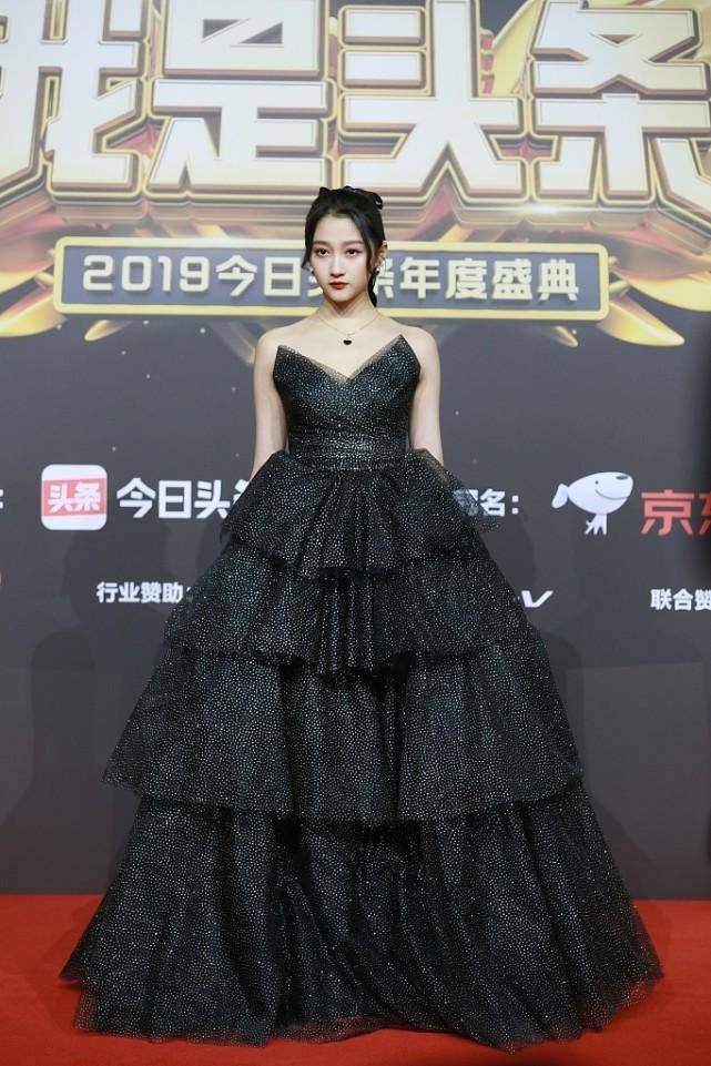 黑色 关晓彤终于找到适合自己的风格，暗黑造型，还真挺高级的
