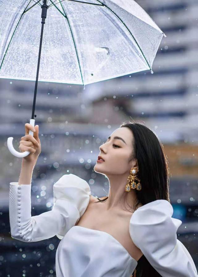 一字型 热巴直接靠脸就能吸粉!穿公主裙秀极品身材,雨中撑伞像拍偶像剧