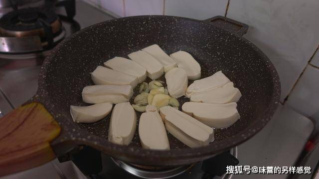 夏天|夏日炎炎,蒜香豆腐最开胃下饭,教你一个技巧,让豆腐更加嫩滑