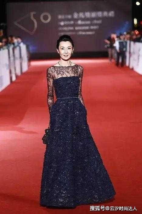 黑色 张曼玉真是“东方女神”，白色修身西装配连衣裙，气质高级又强大