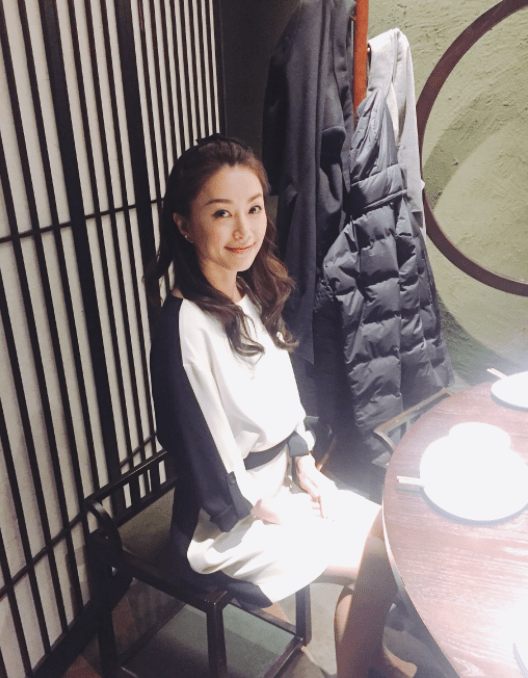 魅力 半百的酒井法子保守不少，私服挺休闲的，穿POLO衫也看得出身材