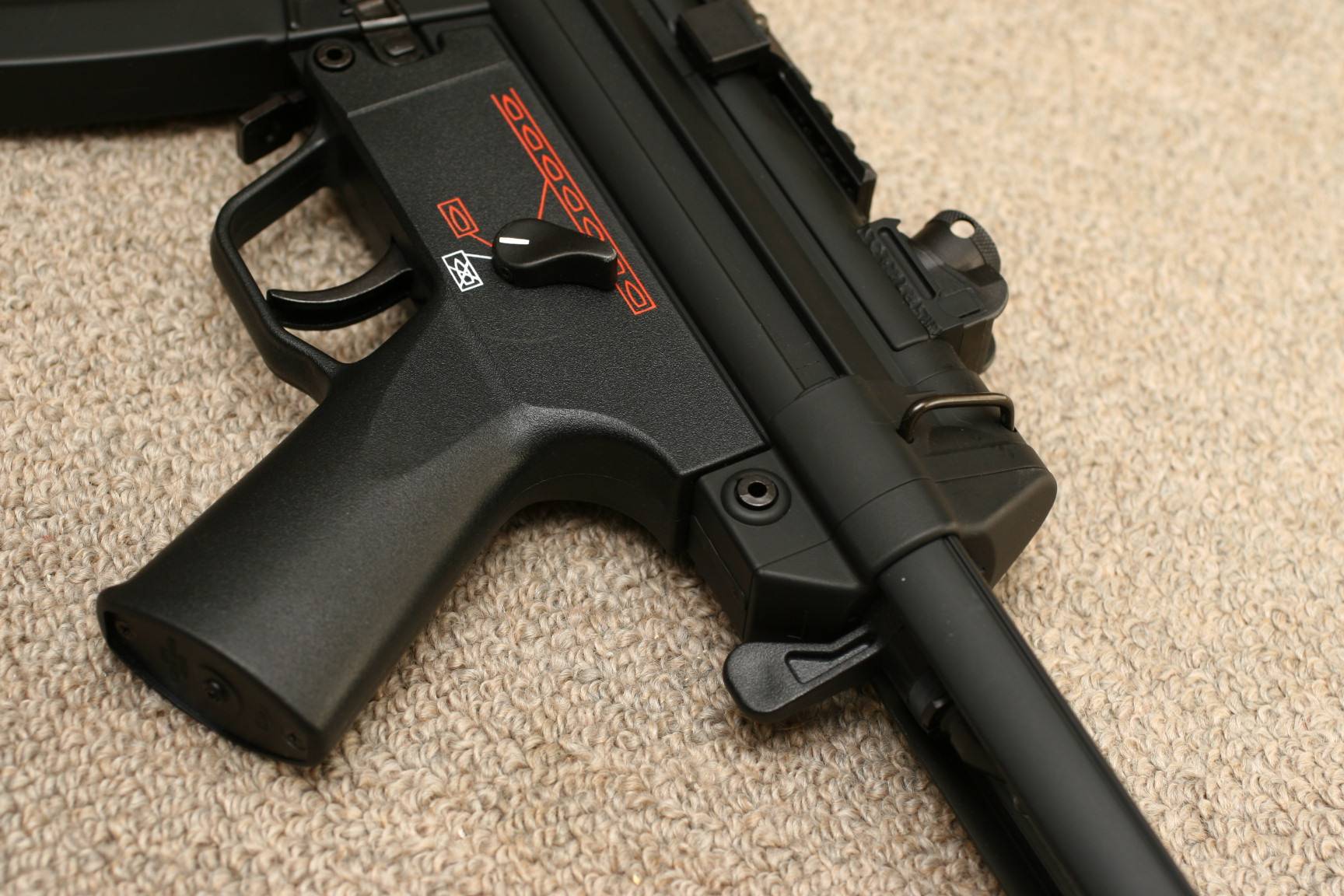 当武器处于待击状态在机体复进到位前,闭锁楔铁的闭锁斜面将两个滚柱