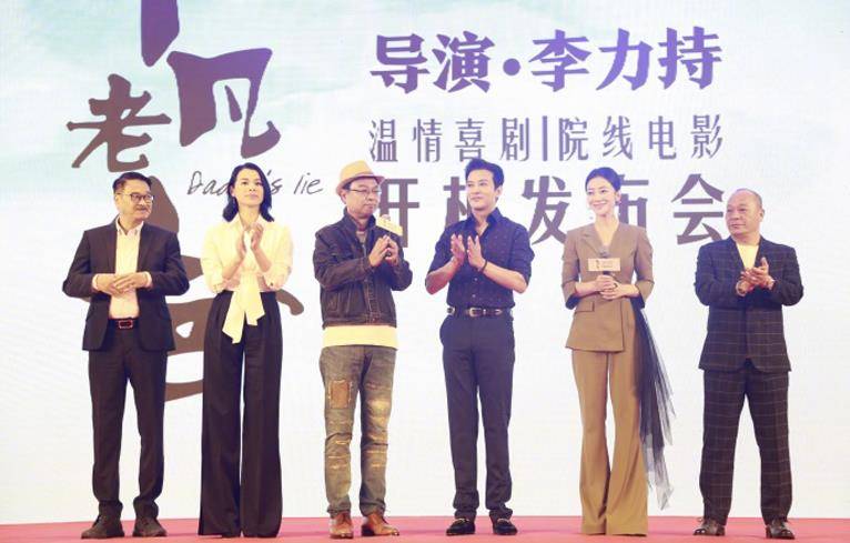 胡杏儿 胡杏儿陈紫函同台比美,差两岁气质大不同,41岁陈紫函西装更显嫩