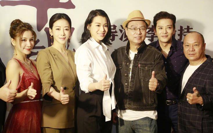 胡杏儿 胡杏儿陈紫函同台比美,差两岁气质大不同,41岁陈紫函西装更显嫩