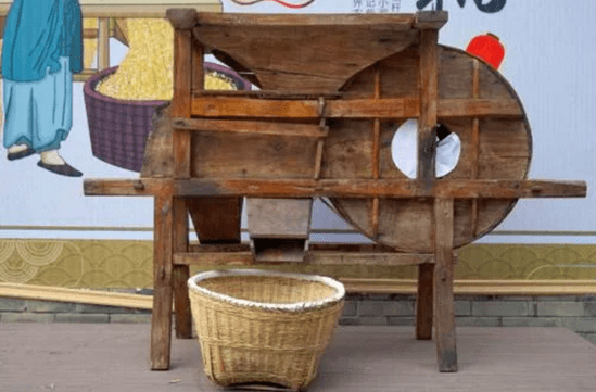 风车篾条编制而成,圆形,四周有沿口,有许多细密的小孔,其用处也是清