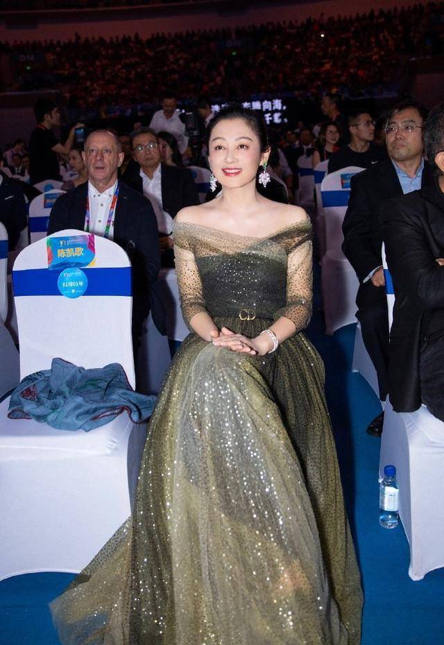 仙女 51岁陈红保养太好，出席活动穿露肩星空裙，仙女气质一目了然