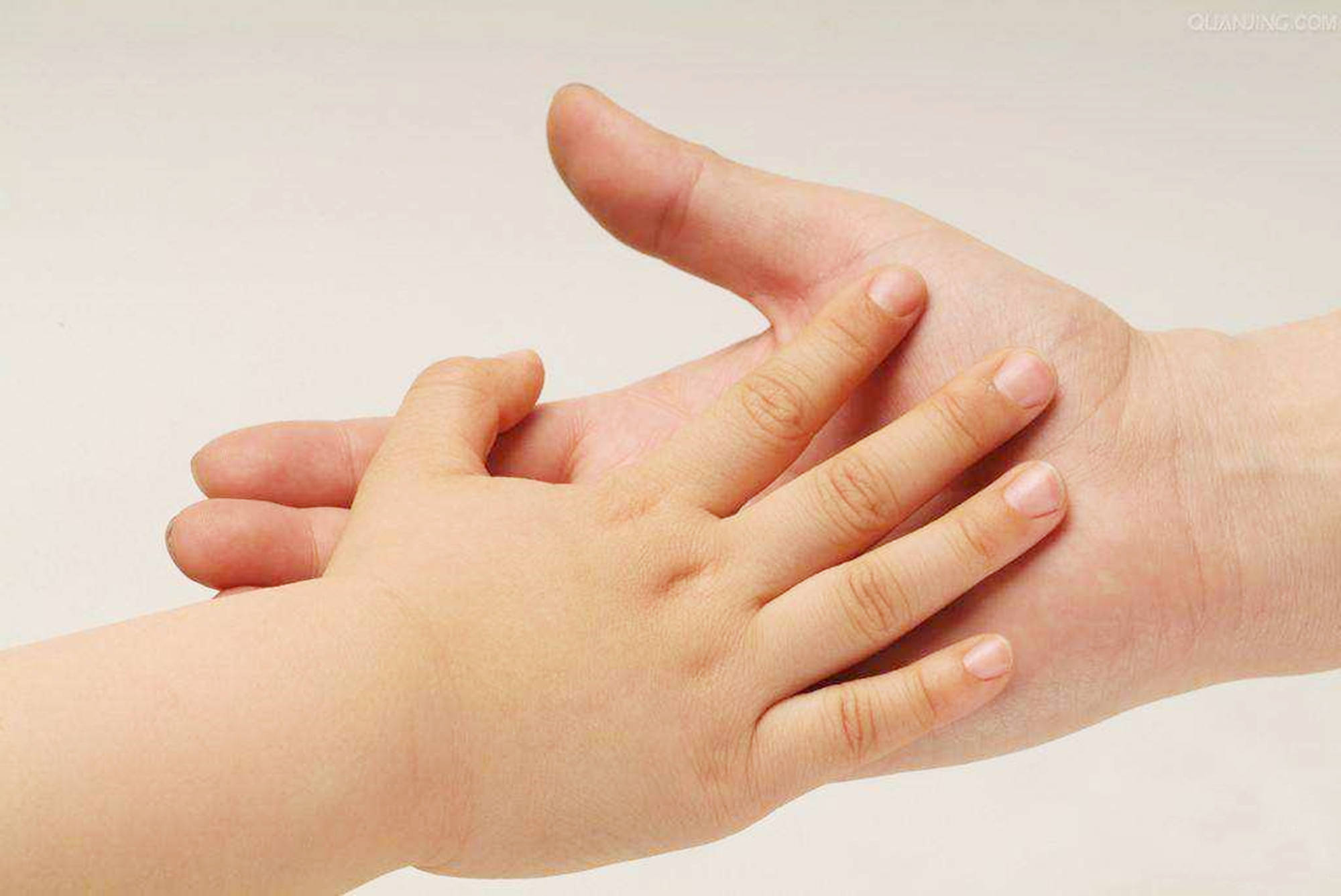 无名指和食指的长度比，暗示了宝宝的智力情况，你家娃符合标准吗_搜狐网