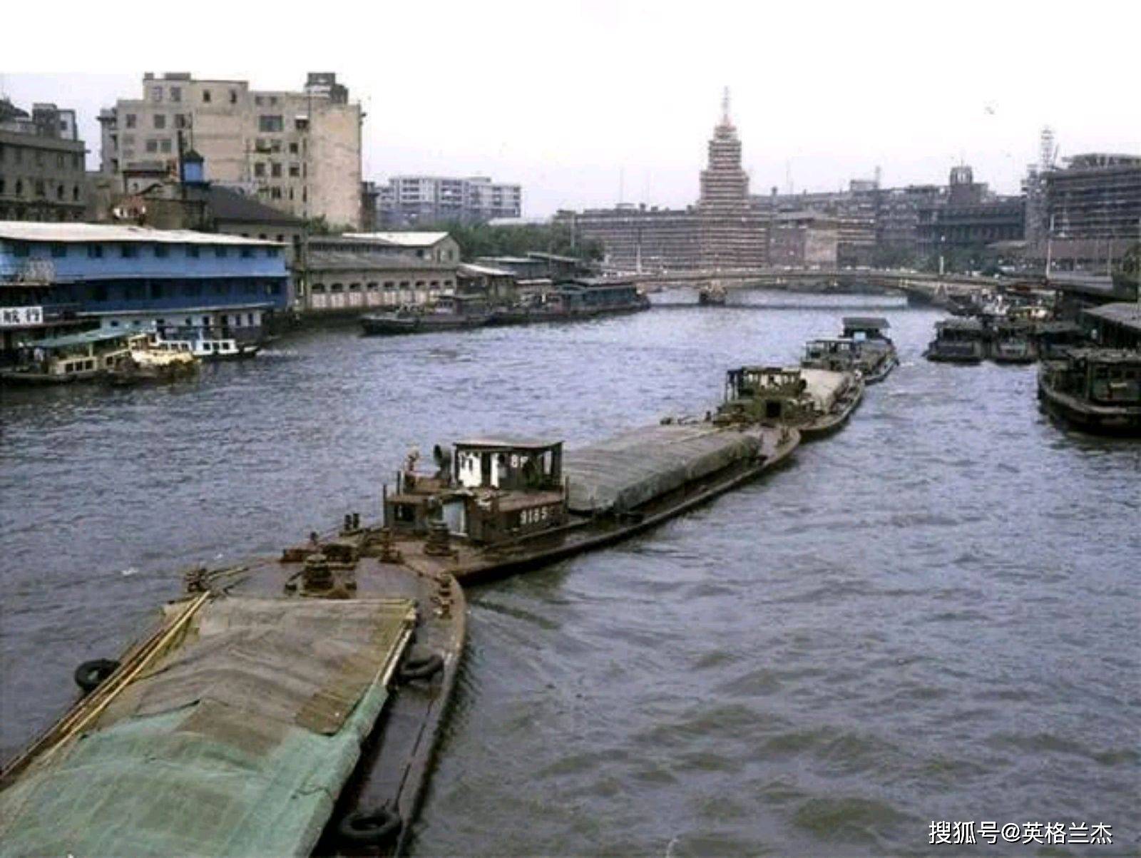 80年代上海老照片，那时的外滩、南京路、苏州河，是什么样子的？