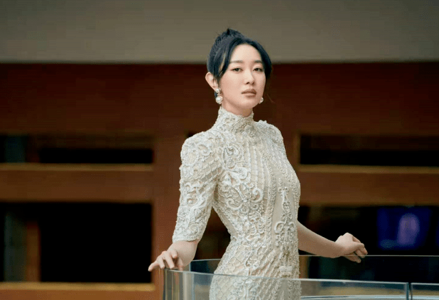 鱼尾 冠军孙一文明星脸藏不住了！穿紧身碎钻裙大秀超模身材，超辣
