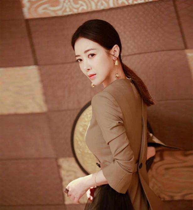 胡杏儿 胡杏儿陈紫函同台比美,差两岁气质大不同,41岁陈紫函西装更显嫩