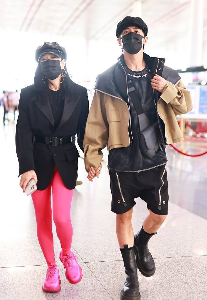 颜色 钟丽缇品味真别致，用西装混搭粉色健身裤，意外高级又洋气