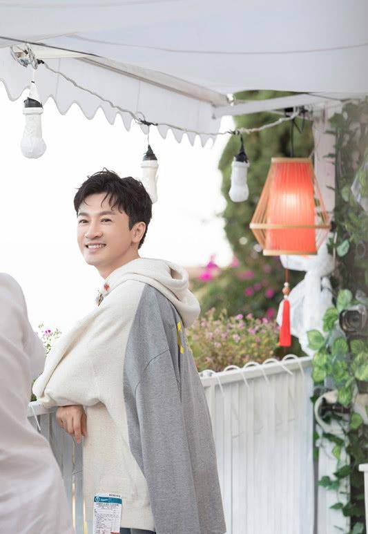 逗号 苏有朋又潮又帅,身穿斗篷款卫衣搭破洞裤,46岁也是个时髦精!