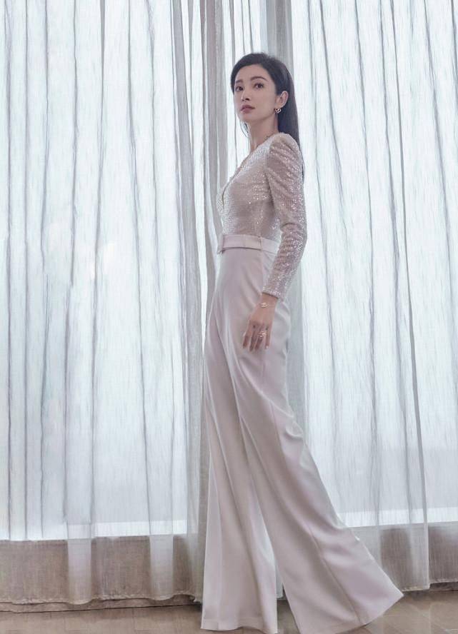 亮片李冰冰把亮片穿得优雅不俗 看着还挺减龄