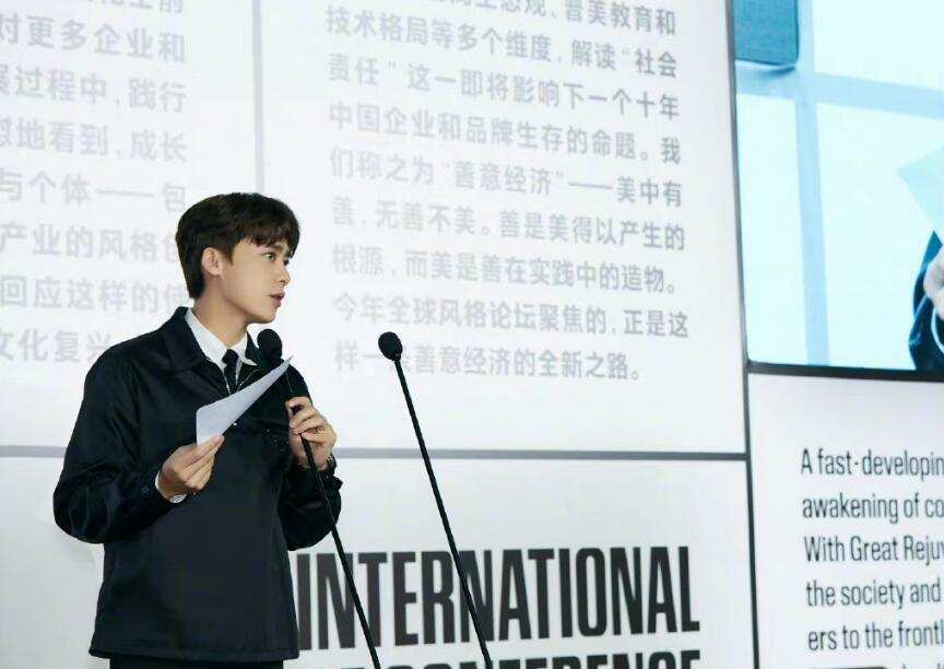 活动 李易峰线下活动生图又火了!身穿经典黑白套装,男人味十足很绅士