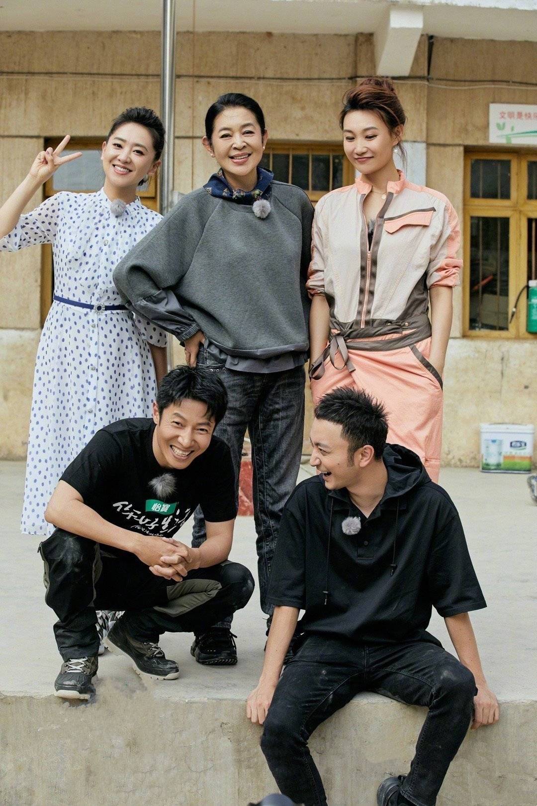 卫衣 62岁倪萍逆生长，拼接卫衣配牛仔裤青春时髦，身材状态不输年轻人