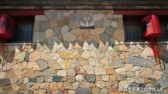 牟氏庄园有道国内最好的石砌花墙，传说中，他们用的建筑方法特殊