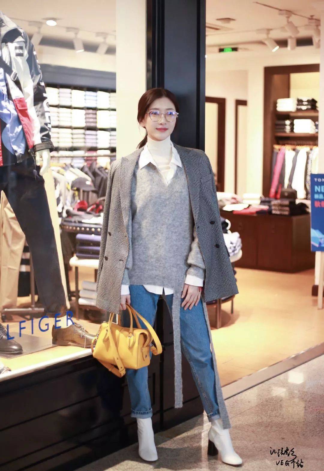 黑色 江疏影红色西装+黑色腰带秀小蛮腰!叠穿2件毛衣还可以这么瘦?