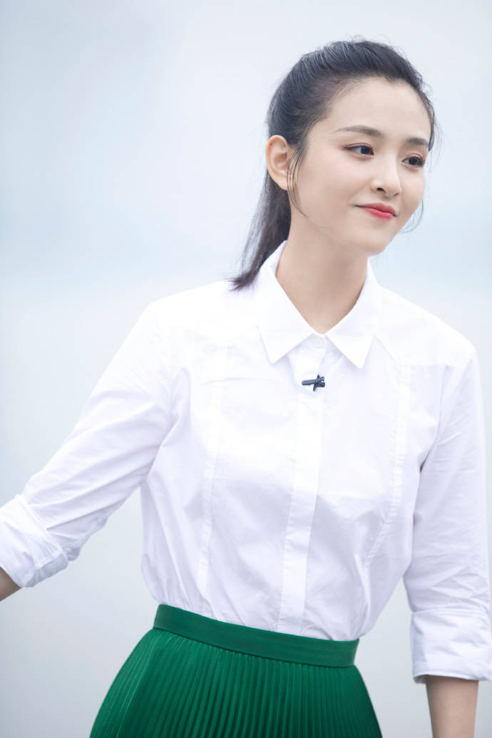 设计 吴倩美上央视“大换脸”，白衬衫配马尾减龄俏皮，仍能媲美小默笙