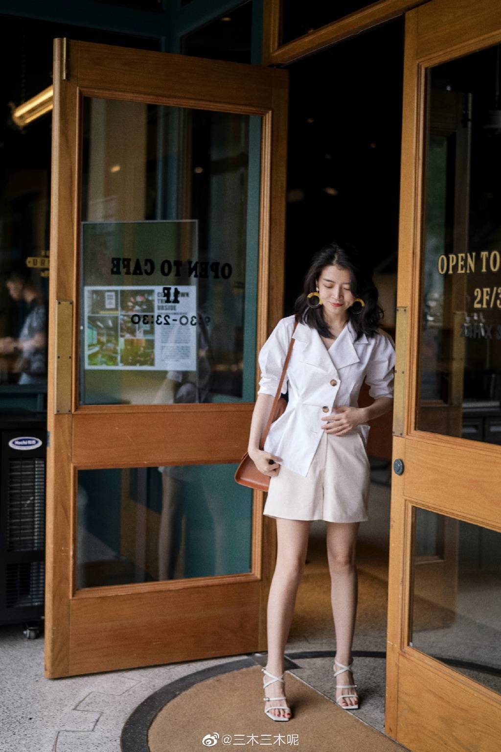 显得 小个子女生夏季穿搭，一字肩搭配斑马印花裙穿搭，优雅大气