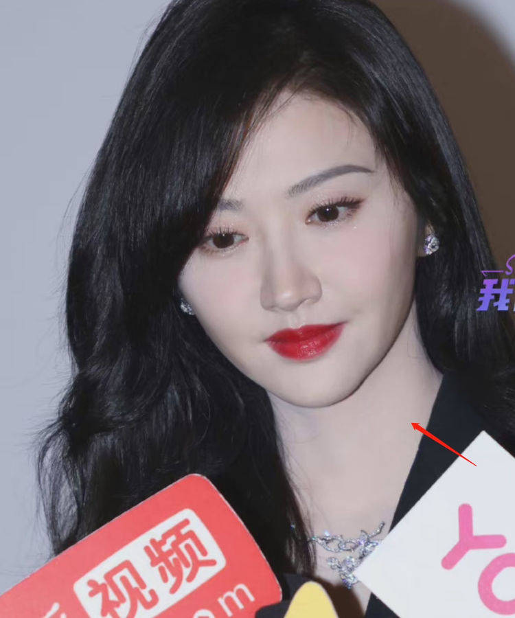 景甜景甜最新生图粉感重，脖子出现色差，欧阳娜娜还曾自曝全身涂粉底