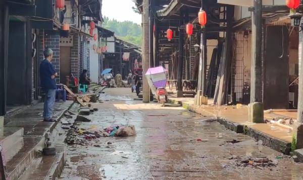 大雨过后的四川千年古镇，街道上遍地淤泥，看过之后让人心酸不已