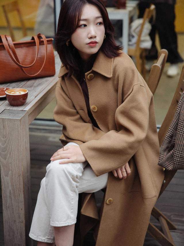 是属于 秋冬的标配卡其色大衣,学会这5套搭配轻松驾驭,怎么穿都好看
