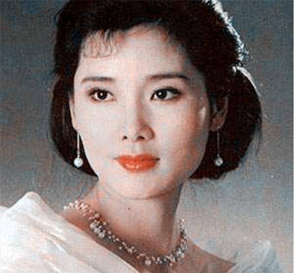 这对何赛飞打击很大,父亲对她始终如一的爱也导致何赛飞对感情的要求