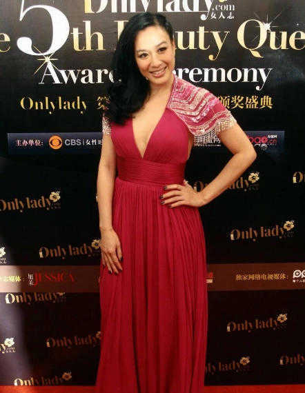 身材 钟丽缇到底有多拼?穿深V连衣裙腰下勒出赘肉,好在气质够惊艳