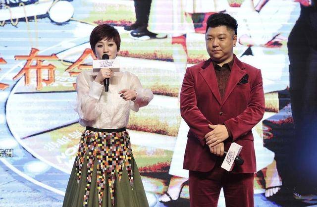 上衣 李小冉真的太会穿！白色上衣配半身裙清新减龄，笑容灿烂好治愈