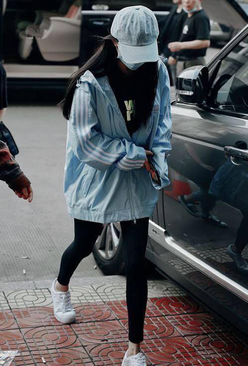 那大 杨幂甜美女孩的日常，身穿浅蓝色休闲外套搭修身裤，休闲风好显嫩