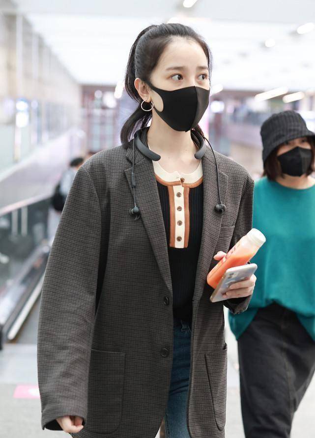 陈小 陈小纭素颜的样子太美了,肌肤雪白好迷人,外套选的也很大气