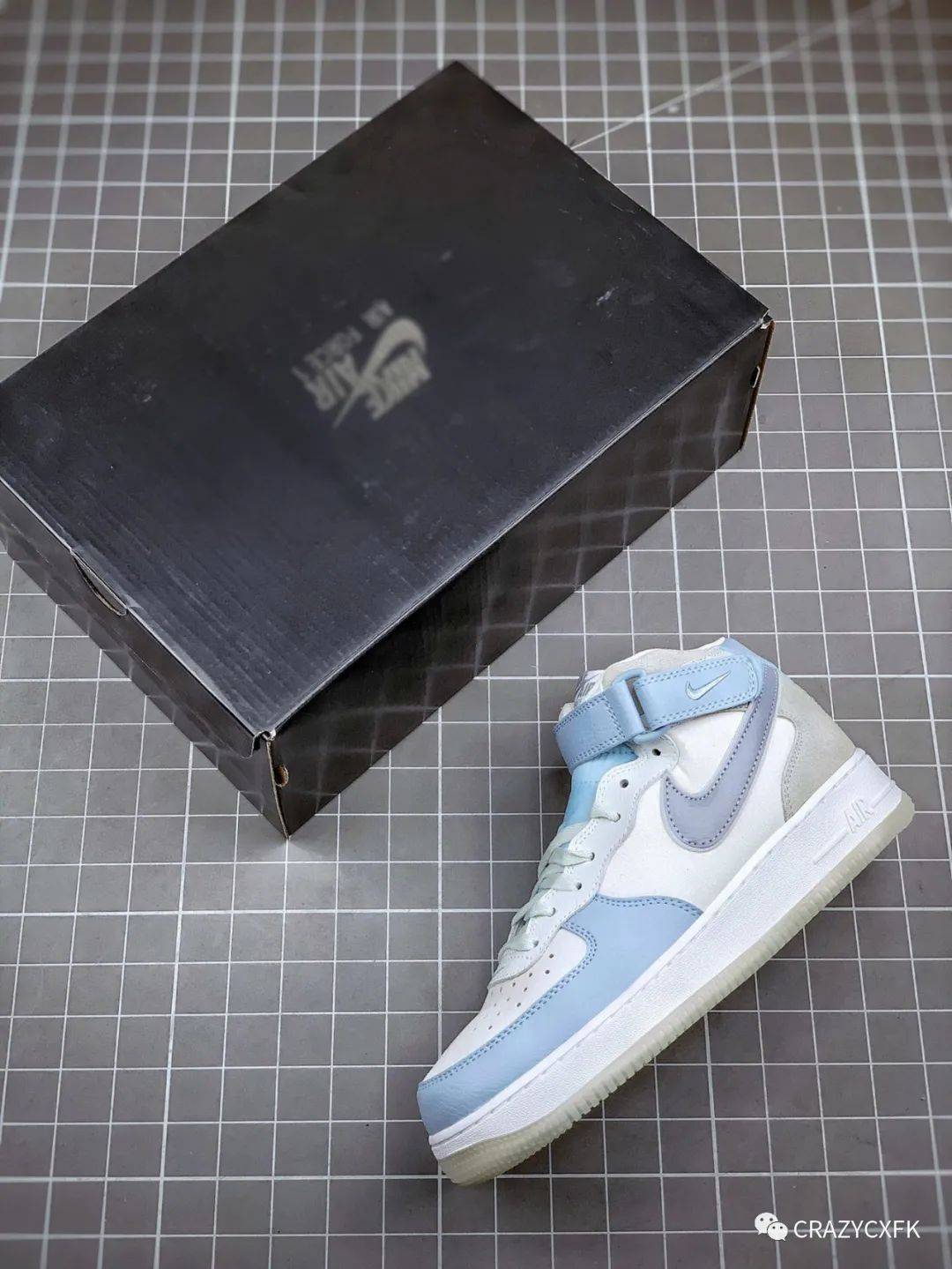 外观 耐克灰蓝空军一号 Nike Air Force 1 07 Blue White 中帮水晶底运动鞋