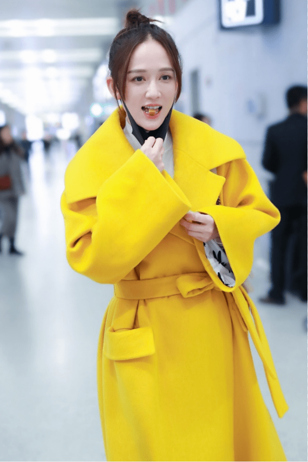 女色 真佩服陈乔恩，都42岁了还能驾驭少女色，穿黄色大衣像18岁小姑娘
