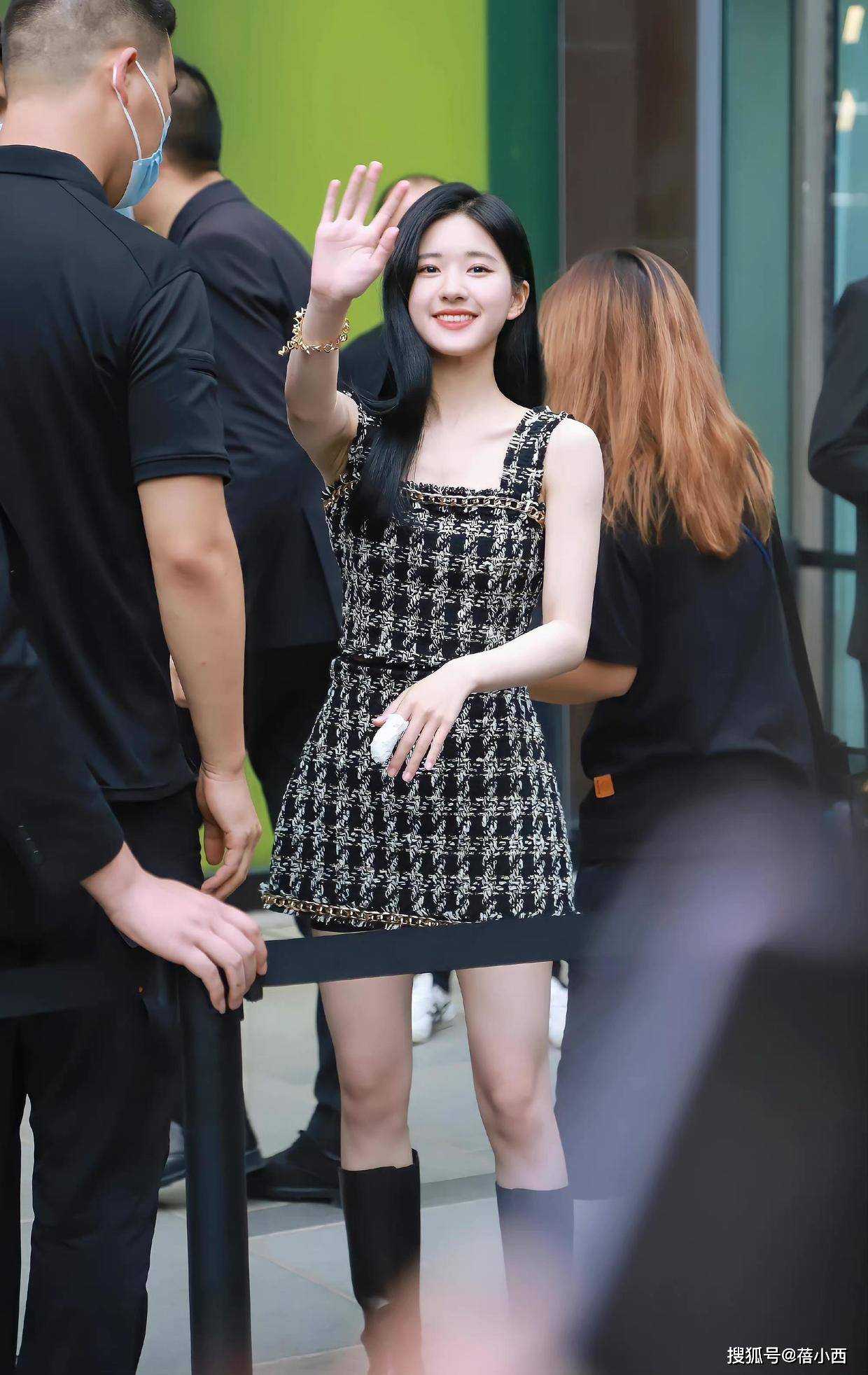 赵露思 赵露思才是“甜妹”中的顶流，穿小香风格纹裙配长靴，气场真高级