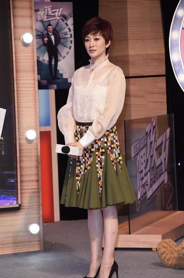 上衣 李小冉真的太会穿！白色上衣配半身裙清新减龄，笑容灿烂好治愈