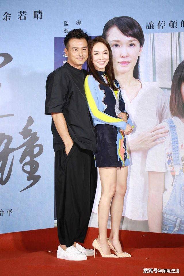一身 范文芳携老公撒狗粮太甜腻，一身彩色套装显气质，老公太年轻了