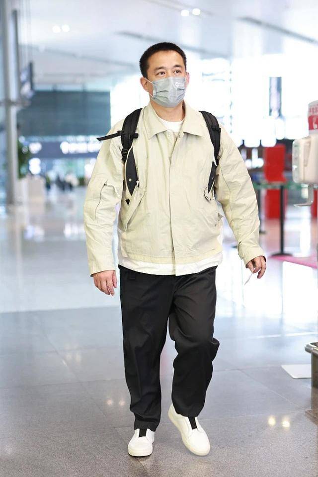 直管 黄磊夫妇品位变了，孙莉染金发显“老气”，二女儿颜值倒是很惊艳